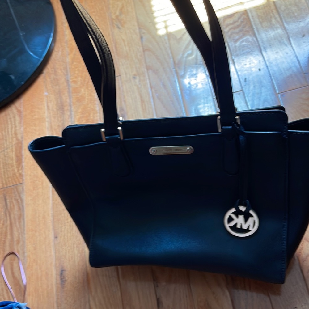 Black Michael kors purse - Picture 2 of 4